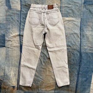 Vintage 1990s Lee Jeans Stonewash Light Grey  / 90’s tapered leg high waisted denim pants waist