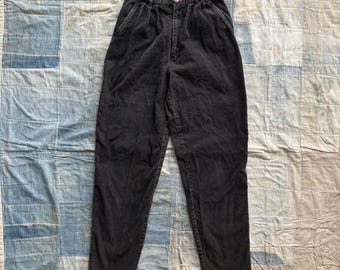 Pantalones plisados de pana negra vintage de los años 80, 25 x 30 / Pantalones cónicos de cintura alta de los años 80, cintura de 25"