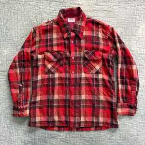 Camisa vintage de los años 60 de Montgomery Ward, de lana a cuadros rojos y marrones, con cuello de lazo - Mediana / Camisa de manga larga con cuello de lazo y lana fina estilo tartán de los años 60, talla M