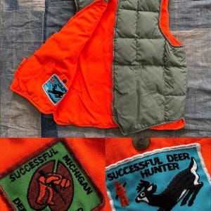 Może przedstawiać: Wintydżowa, dwustronna kamizelka myśliwska. Zewnętrzna strona jest oliwkowozielona, pikowana i bez rękawów, z brązowym kołnierzem. Wnętrze jest jasno pomarańczowe. Naszywki z napisem "Successful Deer Hunter Michigan" z ilustracjami jeleni i latami 1976 i 77.