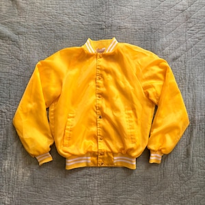 Blouson aviateur jaune vif vintage des années 1980 - aviateur athlétique en nylon universitaire de taille moyenne / 80, taille M Whang fabriqué aux États-Unis