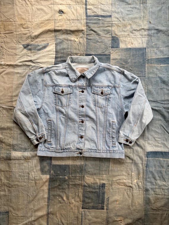 Vintage 1990s Light Wash Denim Jacket / 90’s blue jean trucker jacket size L