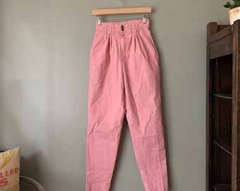 Pantalones globo plisados rosas de los años 80, cintura de 24 pulgadas / pantalones gaucho de cintura alta y cónicos vintage de los años 80