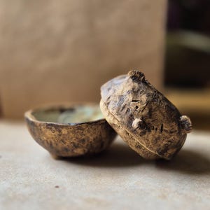 Caixa de cerâmica feita à mão para ursos com interior azul-escuro-claro para anéis.*Caixa de cerâmica feita à mão para ursos com interior azul-celeste para anéis.