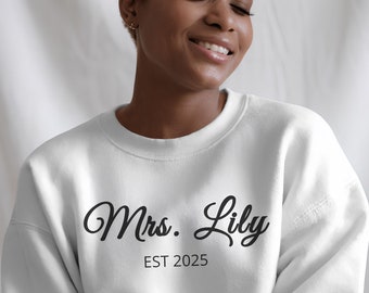 Personalized Mrs. Sweatshirt, EST 2025 Sweatshirt, Custom Name Sweatshirt, Wedding Gift for Bride, Anniversary Gift Sweatshirt, Newlywed Mom