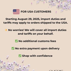 Pode incluir: Um gr&aacute;fico informativo sobre um fundo bege com detalhes florais roxos. Inclui um &iacute;cone da bandeira dos EUA e o texto: FOR USA CUSTOMERS, Starting August 29, 2025, import duties and tariffs may apply to orders shipped to the USA. No worries! We will cover all import duties and tariffs on your behalf. No additional customs fees, No extra payment upon delivery, Shop with confidence. CHERIE DESIGN est&aacute; impresso na parte inferior.