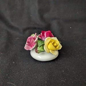 Figurina vintage in porcellana Capodimonte E&R, dipinta a mano, raffigurante un bouquet di rose in stile corona dorata.