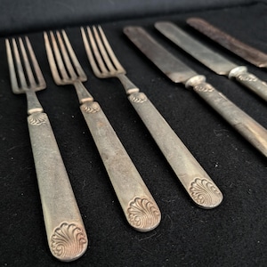 Servizio antico di posate in argento placcato August Loch and Company con motivo a conchiglia