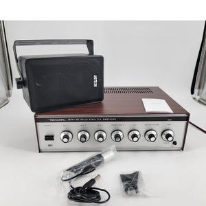 Puede incluir: Un amplificador P.A. de estado sólido Realistic MPA-50 vintage con acabado de vetas de madera. Incluye un altavoz negro, un micrófono y varios accesorios de conexión. El amplificador tiene múltiples perillas y opciones de entrada.