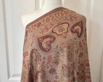 Bufanda 100% lana de pashmina, estampado floral cachemir en burdeos y dorado, 71 x 193 cm, diseño reversible.