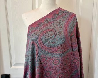 Bufanda 100% Pashmina, diseño paisley rosa intenso y verde azulado, 71 x 193 cm, reversible.
