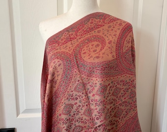 Bufanda 100% Pashmina, estampado Paisley rojo, 71 x 193 cm, reversible con detalles verdes.