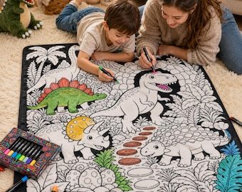 Peut inclure: Un tapis de coloriage rectangulaire en tissu présentant des dessins au trait noir et blanc de divers dinosaures et plantes préhistoriques. Le tapis comprend une boîte de feutres colorés, avec certains dinosaures partiellement coloriés en vert et jaune.