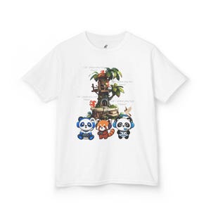 Puede incluir: Camiseta blanca con una ilustración colorida de tres pandas de dibujos animados y un panda rojo con auriculares, con una casa en el árbol en el fondo. El texto sobre los personajes dice: "Can I please play too? Please?"