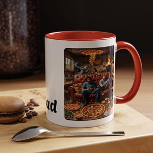 Könnte beinhalten: Weiße Keramiktasse mit rotem Innenraum und Henkel. Die Tasse zeigt eine farbenfrohe Illustration einer Pizza-Party-Szene mit Personen auf einem roten Ledersofa, umgeben von Pizzen und Essen. Das Wort "Squad" ist auf der Seite aufgedruckt.