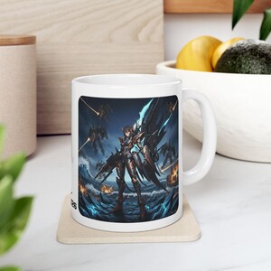 Puede incluir: Taza de cerámica blanca con una ilustración detallada de un guerrero futurista con un arma, sobre un fondo de mar tormentoso y figuras mecánicas. El diseño incorpora tonos de azul, negro y rojo.