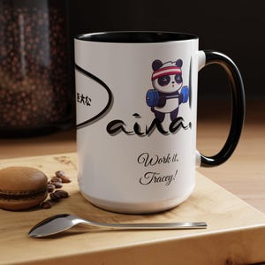 Taza de cerámica personalizable con el nombre n.° 47 de Kyo Daina, con un adorable panda bebé haciendo ejercicio (11 oz y 15 oz) para cualquier ocasión, ideal para calentar en el gimnasio.