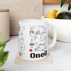 Puede incluir: Taza de cerámica blanca con ilustraciones en negro de diversas actividades y figuras de palo. La palabra "Oneil" está impresa en letras negras y en negrita en el lateral de la taza. La taza está sobre un posavasos beige.