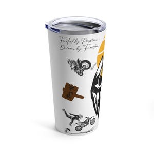Könnte beinhalten: Weißer Becher mit schwarzem Deckel, verziert mit Motocross-Grafiken. Das Design umfasst Illustrationen von Motorrädern und Fahrern sowie den Text "Fueled by Passion, Driven by Freedom" und "Day Off".