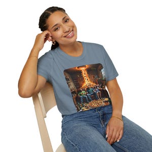 Könnte beinhalten: Hellblaues T-Shirt mit einem farbenfrohen Grafikmotiv eines Wohnzimmers mit Personen, Pizza und einer feurigen Explosion. Die Grafik ist detailliert mit Flaschen, Regalen und einem Fenster.