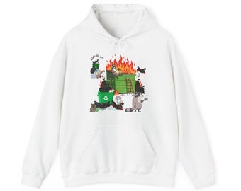 Puede incluir: Sudadera con capucha blanca con un bolsillo delantero y un gráfico de mapaches alrededor de un contenedor de basura en llamas. El gráfico incluye un contenedor de reciclaje verde, una escalera y el texto "Life's a Life".