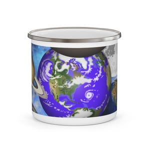 Peut inclure: Mug en émail blanc avec une illustration colorée de la Terre, de Saturne et d'autres planètes sur un fond bleu et étoilé. La tasse a un bord argenté et un intérieur noir. Le design est une représentation vibrante du système solaire.