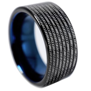 Puede incluir: Un anillo de carburo de tungsteno negro y azul con un patrón de código binario grabado alrededor de la banda.