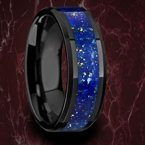 Alianza de boda de lapislázuli para hombre, anillo de bodas personalizado con incrustaciones de piedra lapislázuli, anillo de compromiso único con piedra azul, GRABADO DE TEXTO GRATUITO de 8 mm