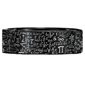 Puede incluir: Un anillo negro con ecuaciones y símbolos matemáticos blancos impresos en la superficie. El anillo es una opción popular para los entusiastas de las matemáticas y aquellos que aprecian la belleza de las matemáticas.