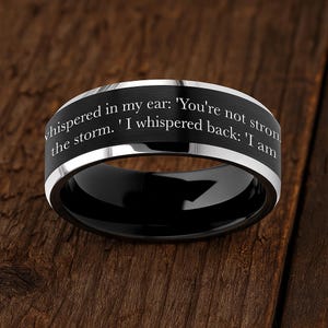 Anello inciso "She Whispered I am the Storm", fede nuziale resiliente, gioiello motivazionale, affermazione, regalo personalizzato per la salute mentale, 8 mm