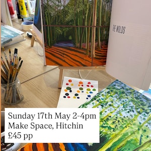 Pode incluir: Um workshop de pintura inspirado em David Hockney. A imagem mostra uma pintura de uma paisagem florestal num cavalete, juntamente com outras pinturas e materiais de arte. O texto diz "David Hockney inspired PAINTING WORKSHOP".