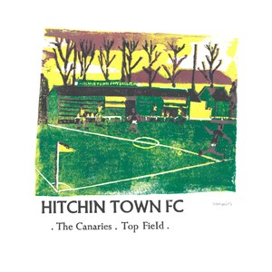 Könnte beinhalten: Eine grüne und gelbe Illustration eines Fußballfeldes mit einem Spieler, der den Ball tritt. Der Text "HITCHIN TOWN FC" befindet sich unter dem Bild, darunter die Worte "The Canaries. Top Field."