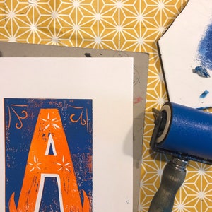Edición limitada de letras del alfabeto en linóleo