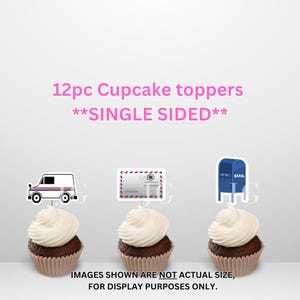 Op de afbeelding: Cupcake toppers met postdienst-thema's. De toppers tonen een postwagen, een envelop en een brievenbus. Elke cupcake heeft een werveling van witte frosting op een chocoladecakeje. De tekst luidt "12pc Cupcake toppers **SINGLE SIDED**".