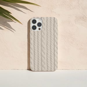 編み物好きの方へのプレゼントに最適な、温かみのあるベージュのセーターデザインスマホカバー。ボヘミアンニットスタイル。女性へのギフトに最適。セーターの天候に左右されず、普段使いにぴったりのスマホケース。