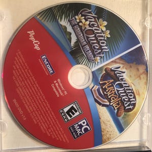 Może przedstawiać: Dysk z grą komputerową "Vacation Quest" z motywami "The Hawaiian Islands" i "Australia". Dysk jest czerwono-biały z grafiką i logo gry. Kompatybilny z Windows PC i Macintosh.