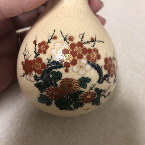 赤と金の花柄陶磁器花瓶 ヴィンテージ 3.25 インチ 磁器 薩摩 日本製 つぼみ花瓶 - ゴールド 赤