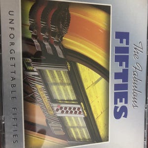 Puede incluir: Caja de CD para "The Fabulous Fifties" con una ilustración de una máquina de discos. El texto "UNFORGETTABLE FIFTIES" está a la izquierda, y "The Fabulous FIFTIES" en azul a la derecha. El fondo tiene tonos amarillos y anaranjados.