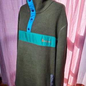 Sudadera polar Cotopaxi Teca para hombre, talla XXL, color verde oliva y azul, con cierre a presión. imagen 2