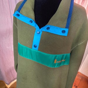 Sudadera polar Cotopaxi Teca para hombre, talla XXL, color verde oliva y azul, con cierre a presión. imagen 3