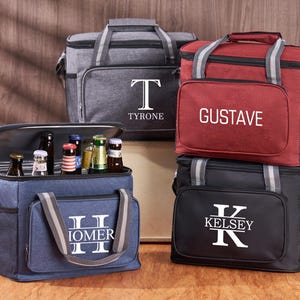 Puede incluir: Cuatro bolsas isot&eacute;rmicas personalizadas en diferentes colores. Las bolsas tienen cierre de cremallera y asa superior. Las bolsas est&aacute;n etiquetadas con los nombres "Tyrone", "Gustave", "Kelsey" e "Iomer".