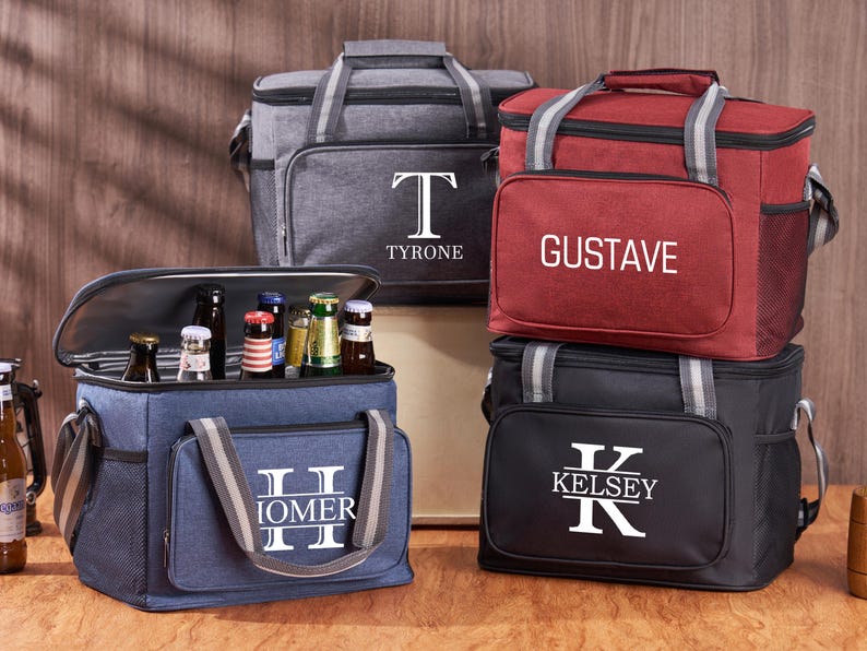 Puede incluir: Cuatro bolsas isot&eacute;rmicas personalizadas en diferentes colores. Las bolsas tienen cierre de cremallera y asa superior. Las bolsas est&aacute;n etiquetadas con los nombres "Tyrone", "Gustave", "Kelsey" e "Iomer".