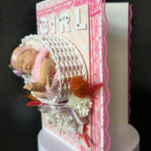 Cartão de menina recém-nascida. Cartão de bebê 3D esperando. Mãe, pai, pais. Chá de bebê