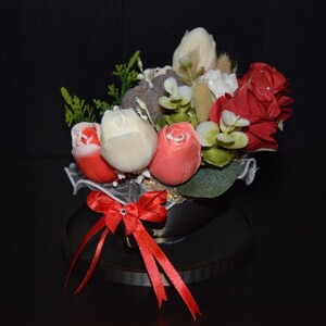 Bouquet regalo di fiori di candele profumate, orsacchiotti e rose artificiali e fiori secchi. Giorno di San Valentino