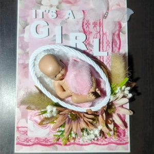 Nouvelle carte de bébé fille. Carte d'attente 3D pour bébé. Mère, père, parents. Baby shower