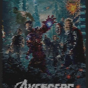 Può includere: Un poster di arte digitale con un gruppo di supereroi dell'Universo Cinematografico Marvel. Il poster è composto da un mosaico di testo, con la parola "AVENGERS" in grandi lettere in basso. I supereroi sono in piedi in gruppo, con Iron Man al centro, Thor a destra e Captain America a sinistra.