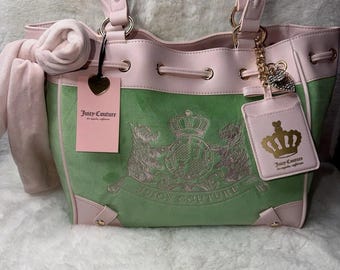 Bolso tote Juicy Couture rosa y verde con lazo bordado y logotipo de la diseñadora con cuentas.