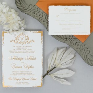 Invitaciones de boda sencillas con bordes desbarbados y láminas doradas: papelería de boda personalizada y elegante, paquete de invitaciones y RSVP de lujo