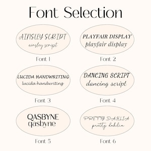 Op de afbeelding: Een afbeelding met zes lettertype selecties. Elk lettertype wordt gepresenteerd in een ovaal met de lettertypenaam en een voorbeeld van de lettertypestijl. De tekst "Font Selection" staat bovenaan. Lettertypen zijn onder andere Ainsley Script, Playfair Display, Lucida Handwriting, Dancing Script, Qasbyne en Pretty Dahlia.