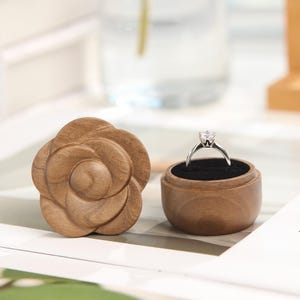 Ringschatulle mit Gravur aus Holz personalisiert Schmuckschatulle Vintage Schmuckschatulle Einzigartiges Hochzeitsgeschenk für sie Vorschlag Ringbox Jahrestag für ihn sie